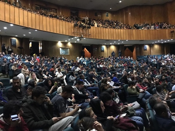 سرخپوست اکران نشد  اعتراض تماشاگران شیرازی به پخش نشدن نخستین فیلم جشنواره