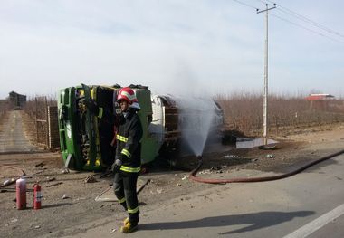 واژگونی تریلی حامل سوخت هواپیما و مسدود شدن جاده نیشابور به مشهد