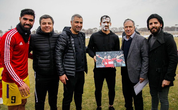 جشن تولد حاج صفی در تمرین تراکتور+ تصاویر
