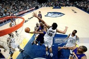 قاب مشترک حامد حدادی و کوبی برایانت در NBA / عکس