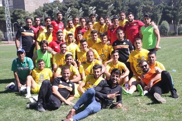 حمایت بازیکنان نفت طلاییه از علی کریمی +عکس
