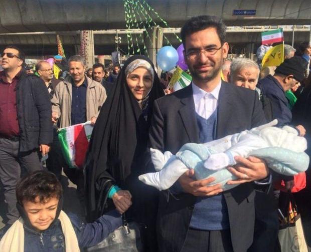 حضور وزیر ارتباطات به همراه همسر و نوزادش+ عکس