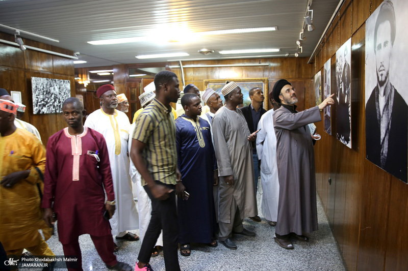بازدید جمعی از قاریان کشور آفریقا و جمعی از گردشگران لبنانی از بیت امام خمینی در جماران