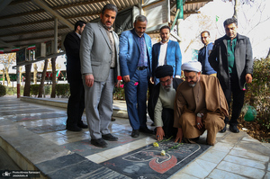 حضور رییس موسسه تنظیم و نشر آثار امام خمینی در گلزار شهدای خمین