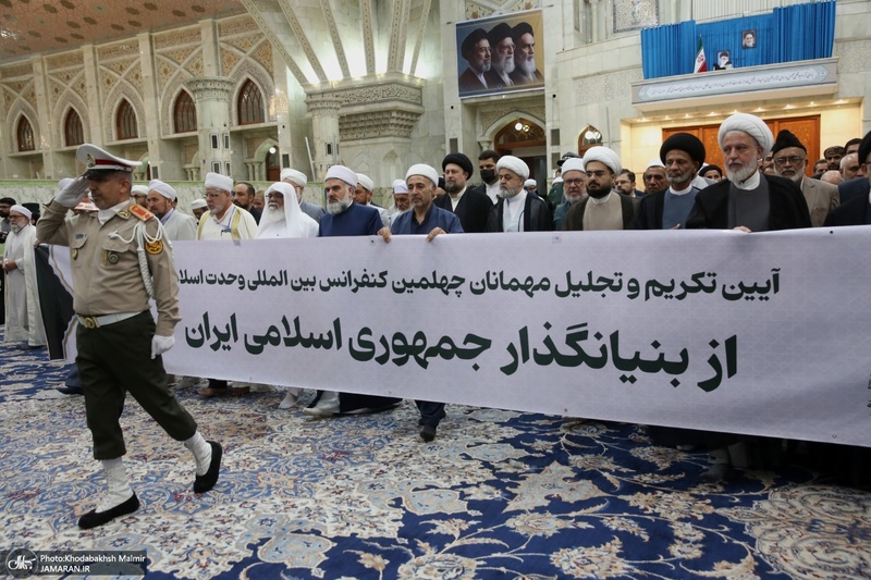 ادای احترام مهمانان خارجی کنفرانس وحدت اسلامی به مقام شامخ حضرت امام خمینی (س)