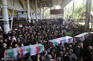 اقامه نماز رهبر معظم انقلاب بر پیکر رئیس جمهوری و یارانش