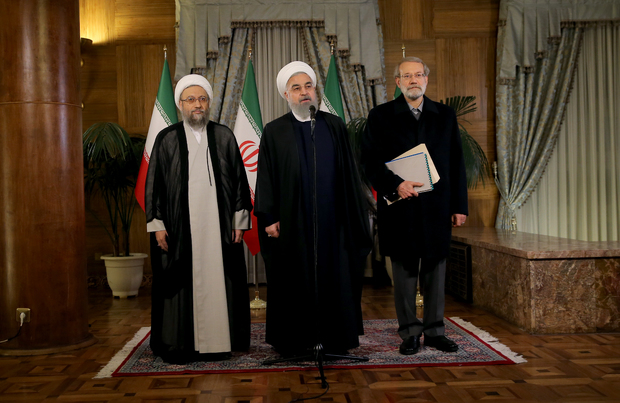 روحانی: دستور هیات دولت از فردا بررسی لایحه بودجه 97 است/هماهنگی سه قوه برای رفع مشکل سپرده گذاران برخی موسسات اعتباری