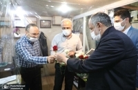 حضور مسجد جامعی در کتابفروشی حافظ و اهدای گل به همسایگان آن (15)