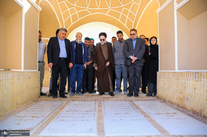 حضور سید محمد خاتمی بر مزار آیت الله سید روح الله خاتمی (ره)