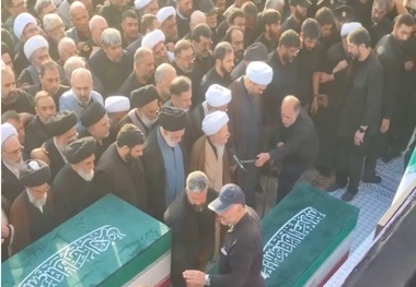 ببینید/ نماز آیت‌الله‌العظمی جوادی‌آملی بر پیکر رهبر شهید در قم