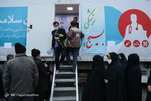 ویزیت رایگان مردم جهت پیشگیری از کرونا در مناطق محروم قم + تصاویر