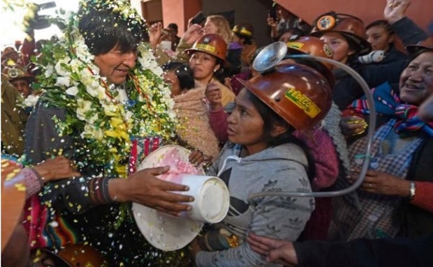 عکس/ استقبال زنان معدنچی از رئیس جمهور 