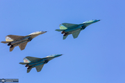 پرواز انواع جنگنده و هواپیماهای ارتش در آسمان محل مراسم روز ارتش
