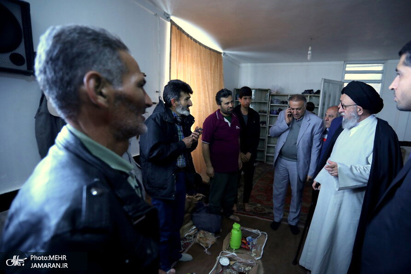 حضور آیت الله نورمفیدی در  محل اسکان موقت سیل زدگان