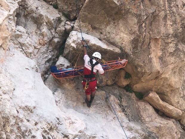نجات کوهنورد مصدوم از ارتفاعات 2000متری قبله بعد از 15 ساعت+تصاویر