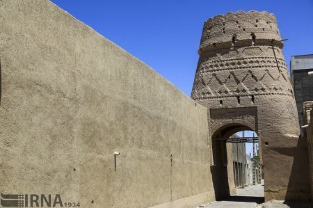 ساخت و ساز در حریم خانه تاریخی بهادرالملک بردسیر ادامه دارد