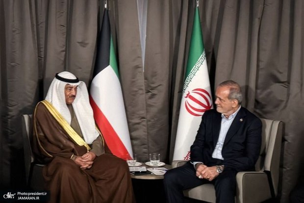 پزشکیان در دیدار ولیعهد کویت: کشورهای اسلامی با توسعه همکاری‌ها در بخش‌های مختلف، برای مردم خود و ملت‌های مسلمان امنیت و رفاه ایجاد کنند/ رژیم صهیونیستی و حامیانش نه تنها به دنبال حل مسئله نیستند، بلکه بهانه‌ای برای به آشوب کشیدن منطقه می‌خواهند