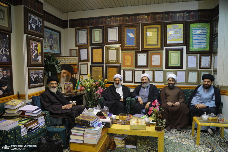 مراسم اهدای نسخه‌های خطی کتابخانه مرحوم آیت الله شاه آبادی به کتابخانه مرحوم آیت الله العظمی مرعشی نجفی