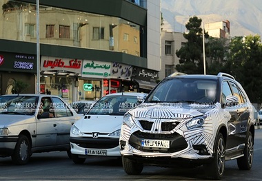 خودروی شاسی بلند با پوشش استتاری در تهران+ تصاویر