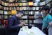 جشن امضای کتاب‌های فردوسی‌پور با هدف کمک به سیل‌زدگان+ عکس