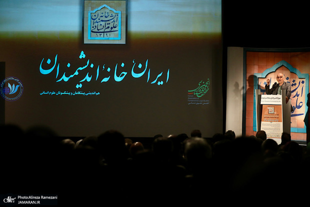 اعوانی: چرا جایی که ۱۴ سال واقعا پناهگاه انجمن‌ها بود را تعطیل کرده‌اید؟/ جعفری جوزانی: وقتی قدرت‌ها به اندیشه بها می‌دهند، مملکت شکوفا می‌شود و رشد می‌کند/ فراستخواه: ساخت قدرت در ایران اصولا زندگی علم را کوچ‌نشین کرده است/ قاسمی: اندیشه مهار شدنی نیست