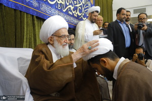 عمامه گذاری طلاب در روز میلاد پیامبر اکرم (ص) و امام صادق (ع) توسط مراجع تقلید