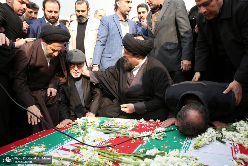 اقامه نماز سید حسن خمینی بر پیکر ٣ تن از شهدای سانحه هواپیمای اوکراینی