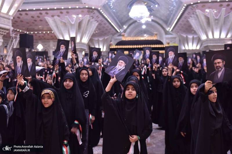 اجرای سرود دانش آموزی در حرم مطهر امام خمینی