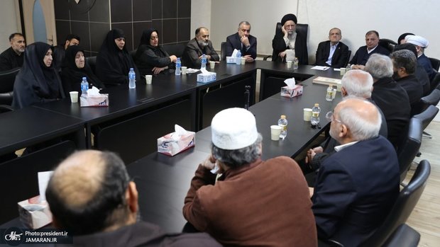 پزشکیان در دیدار خانواده‌های شهدا و آسیب‌دیدگان حوادث دی ماه: دولت با تمام توان برای کاهش آثار و پیامدهای حوادث اخیر تلاش می‌کند