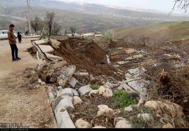 رانش زمین راه 5 روستای اسفراین را بست