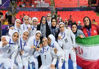 واکنش علی کریمی به کسر مالیات از پاداش 3 سال پیش زنان فوتسالیست! +عکس