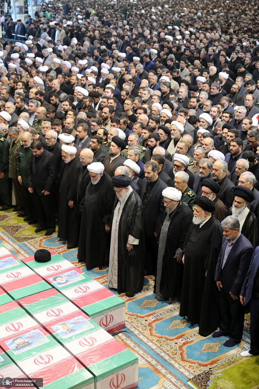اقامه نماز رهبر معظم انقلاب بر پیکر رئیس جمهوری و یارانش