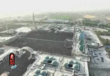 اقامه نماز بر پیکرهای مطهر شهدای خانواده رهبر شهید انقلاب توسط آیت‌الله جوادی آملی در مسجد جمکران