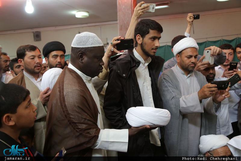 مراسم عمامه گذاری طلاب در روز میلاد امام علی(ع)