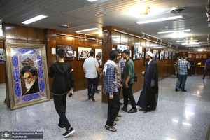 بازدید جمعی از دانش آموزان دبیرستان علوم و معارف خراسان رضئی از بیت امام خمینی (س) در جماران