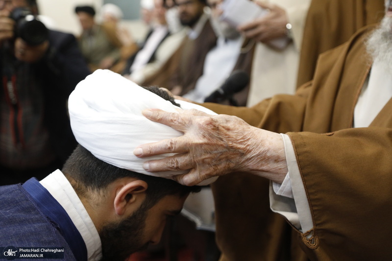 عمامه گذاری طلاب توسط مراجع عظام تقلید در روز میلاد امام علی (ع)‎