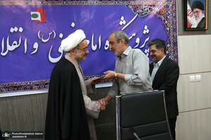 نشست صمیمانه اعضا هیات علمی پژوهشکده امام خمینی و انقلاب اسلامی با تولیت  معزز به مناسبت روز معلم