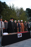 اقامه نماز رهبر معظم انقلاب بر پیکر آیت‌ الله امامی کاشانی (ره)