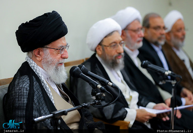 رهبر معظم انقلاب: متأسفانه بسیاری از دستگاههای ما کارهای رسانه‌ای دقیق و هنرمندانه و موضوع  جلب اعتماد عمومی را دست‌کم گرفته اند/ قوه قضاییه از جانب دشمنان خارجی و غافلین داخلی، آماج شدیدترین فشارهای رسانه‌ای است