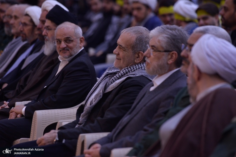 گردهمایی مسئولین بسیج دانشجویی و طلاب بسیجی در حرم امام با سخنرانی رئیس‌جمهور پزشکیان (35)