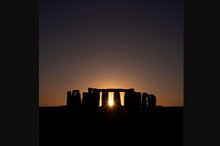 عکس روز ناسا از غروب خورشید بر فراز سازه‌های پیشاتاریخی
