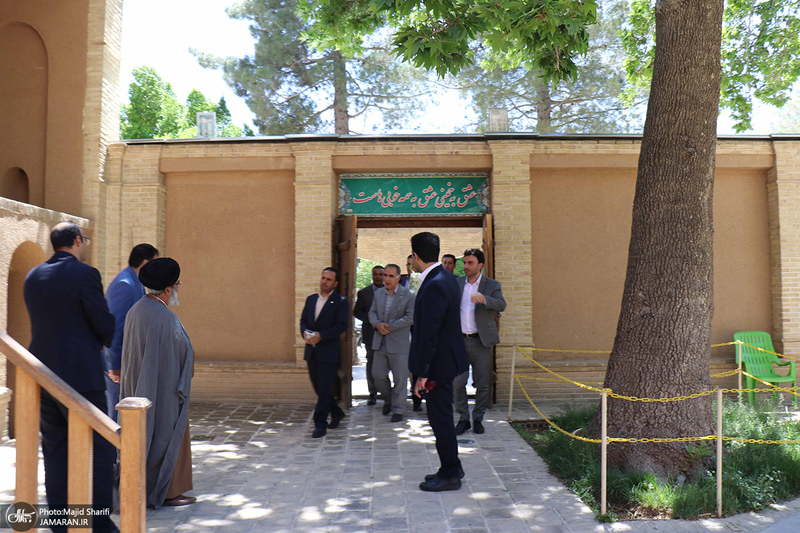 بازدید جمعی از کارکنان وزارت اقتصاد و دارایی استان مرکزی از بیت و زادگاه حضرت امام خمینی (س)