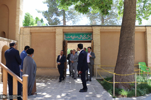 بازدید جمعی از کارکنان وزارت اقتصاد و دارایی استان مرکزی از بیت و زادگاه حضرت امام خمینی (س)