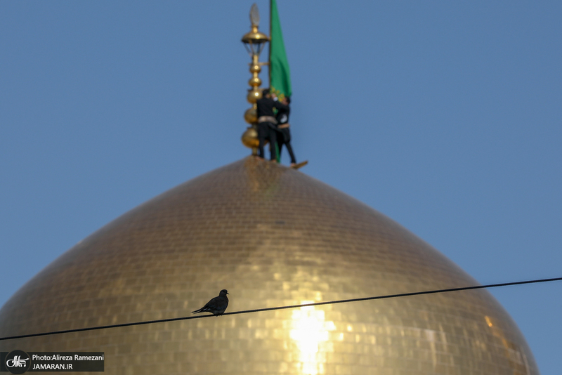 تعويض پرچم گنبد امام رضا (ع)