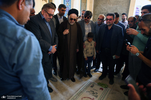حضور سید محمد خاتمی بر مزار آیت الله سید روح الله خاتمی (ره)