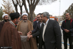 بازدید آیت الله دری نجف آبادی از نمایشگاه عکس امام دل‌ها‎