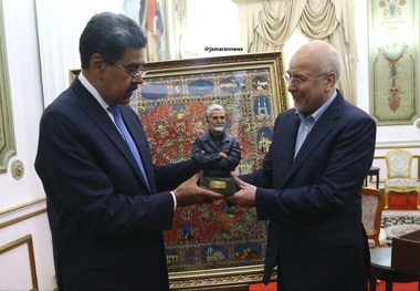 هدیه خانواده شهید سلیمانی برای رئیس‌جمهور ونزوئلا + عکس