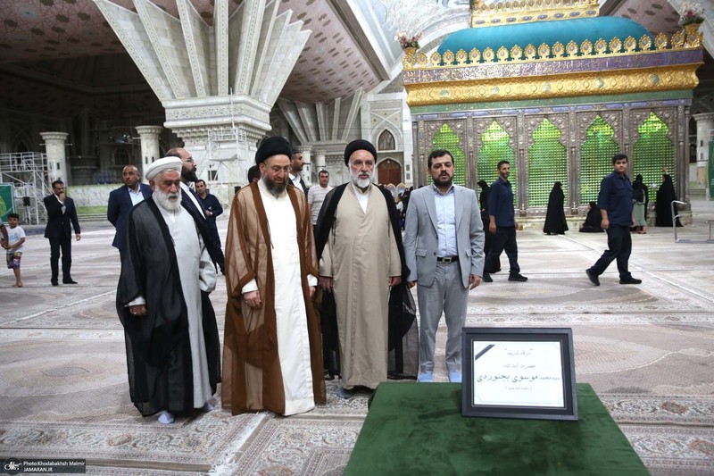 ادای احترام سید عمار حکیم به حضرت امام خمینی (س)