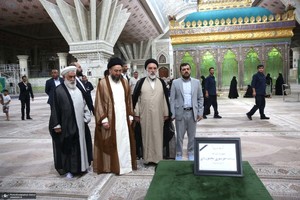 ادای احترام سید عمار حکیم به حضرت امام خمینی (س)