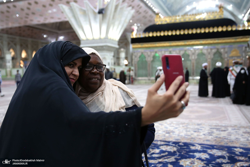 ادای احترام شرکت کنندگان در هفتمین اجلاس بین المللی مجمع جهانی اهل بیت(ع) به مقام شامخ امام راحل